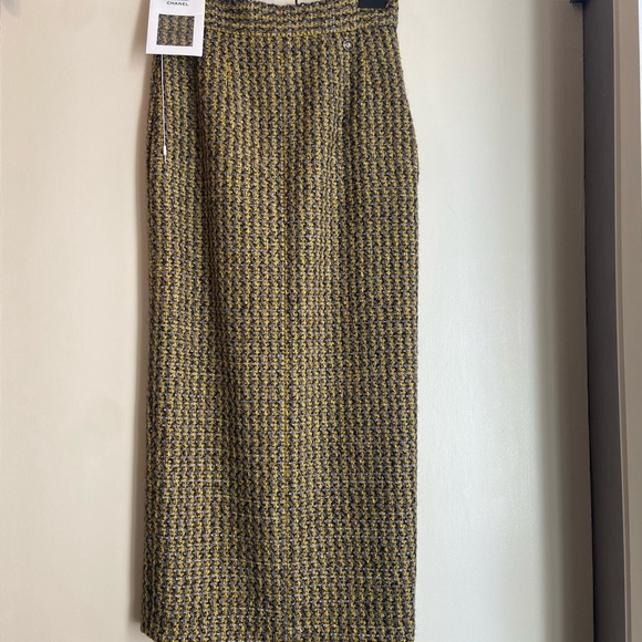 Chanel Tweed Jacket and Skirt Set Rare 2017 Collection - Picture 6 of 14